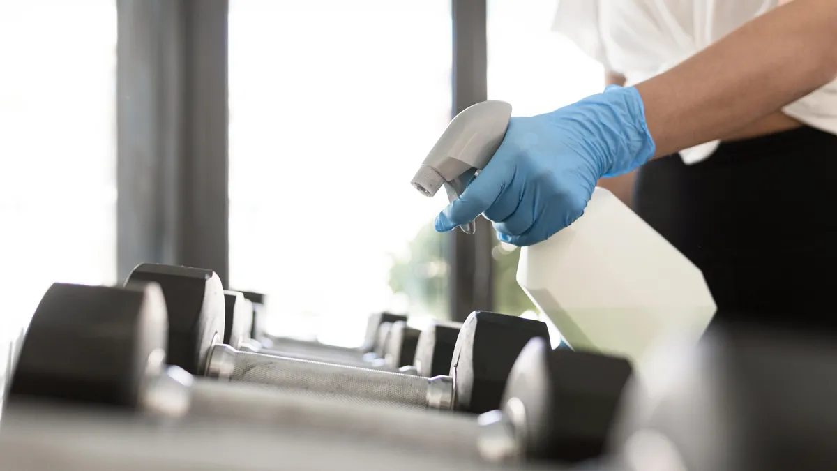Desinfektion von Geräten in einem Fitnessstudio